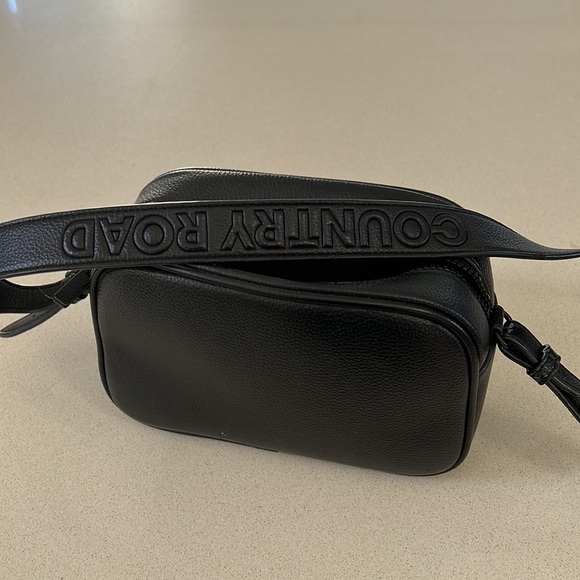 Country Road Cross Body Bag in Black - Picture 5 of 9